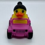FUCHIA JEEB CAR WITH RUBBER DUCK 8CM